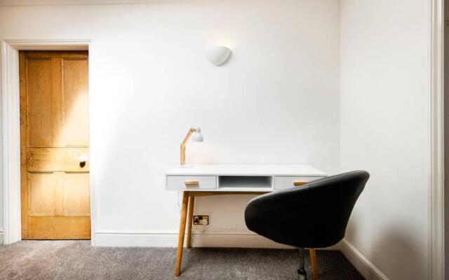 Clifton Spacious 3 Bed Apt & Parking-Simply Check In