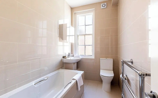Modern 2 Bedroom Flat Near Queensway