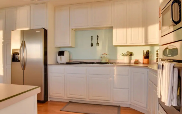 Oceanfront Kenai Villa w/ Fireplace & Deck