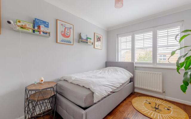 Serene and Spacious 2 Bedroom House in South Wimbledon