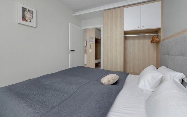 Coast Apartment With Balcony by Renters