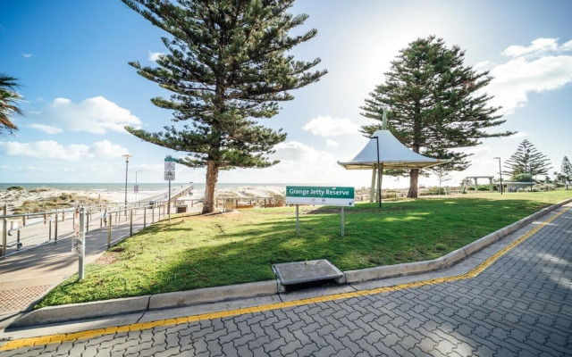 Urban Beach Shack-Metres from the Beach & Cafes