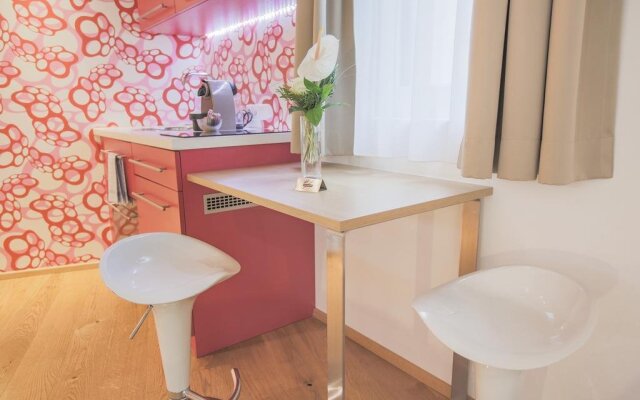 Room 5 Apartments
