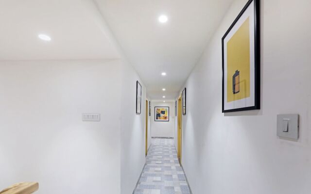 FabHotel Yellow Courtyard