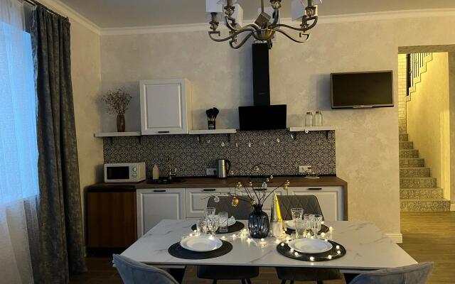 Lunniy House