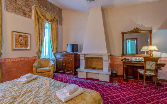 Alexios Luxury Hotel