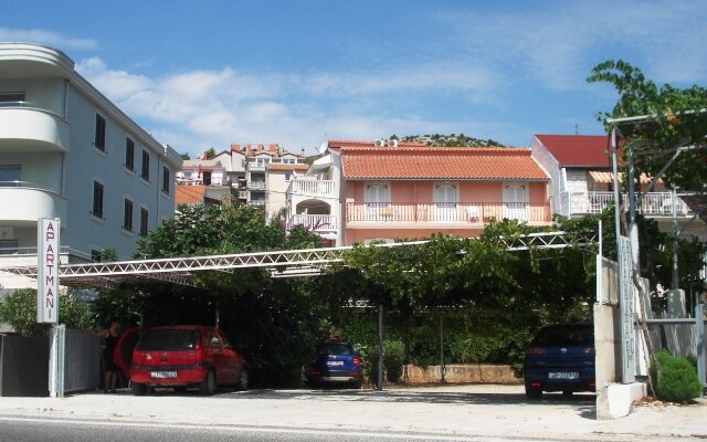 Apartment Anđelka - 50 m from beach: A5 Marina, Riviera Trogir