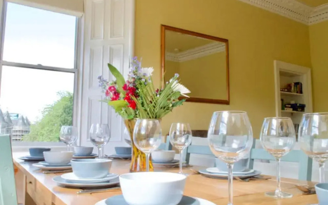Bright, Spacious 4 Bedroom Apartment In the Old Town, Edinburgh