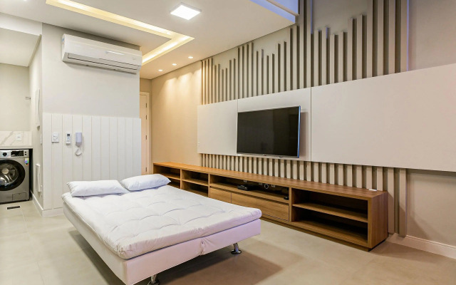 Apto completo c/ churrasq e piscina Jurerê JPR201