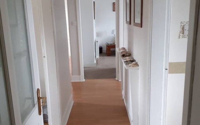 Marina View, Lovely Upper 3 Bedroom Apartment