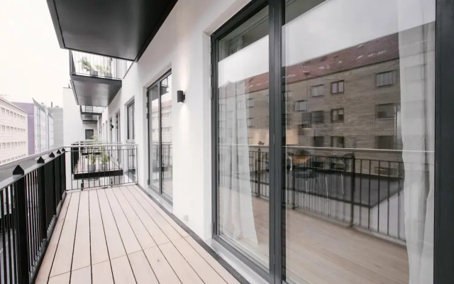 Stunning 2-bed w Large Balcony