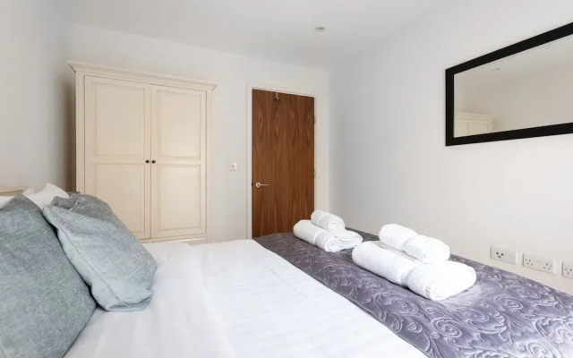 Platinum Apartments Next to Victoria Station 9981