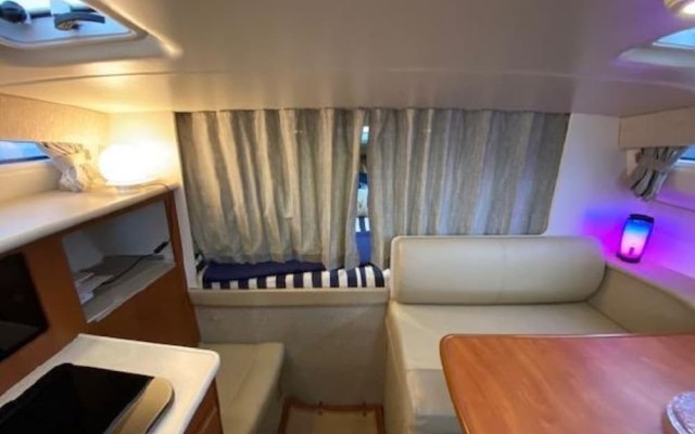 Stunning 2-bed Boat in Dreverna