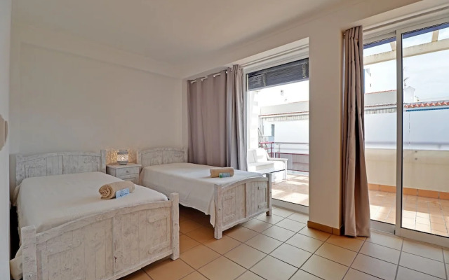 Monte Gordo Downtown by Homing