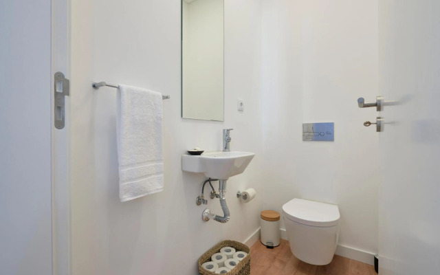 Deluxe Apt at Amazing Prime Location, By TimeCooler