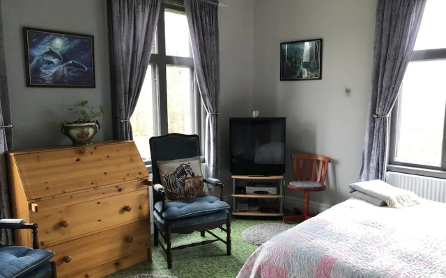 2-bed Apartment Overlooking the River