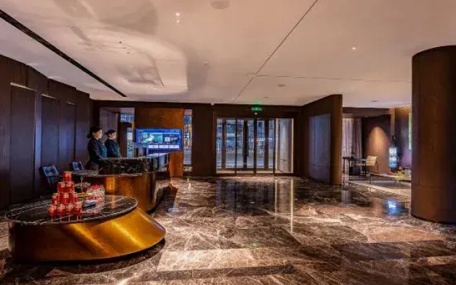 Rour Seasons Red Maple Hotel