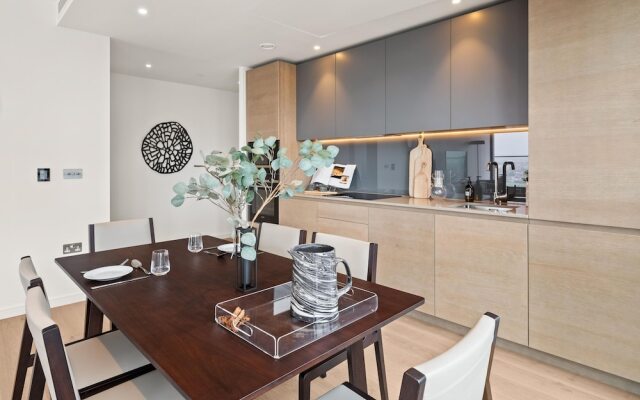 Stunning two Bedroom Docklands Apartment With Balcony