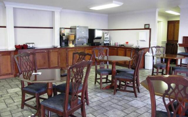 Econo Lodge Inn & Suites Central