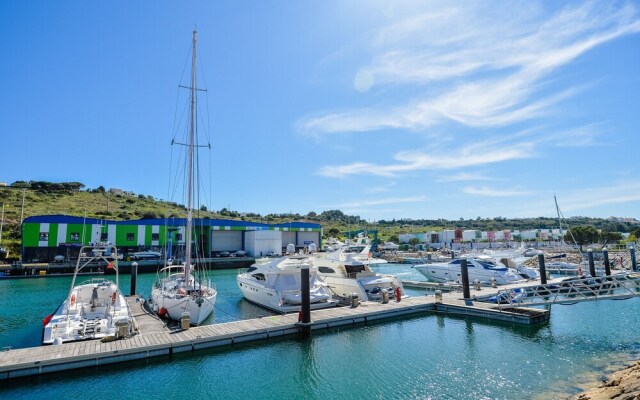 Sea view Apartment with sunbathing Terrace & 2 Swimming pools