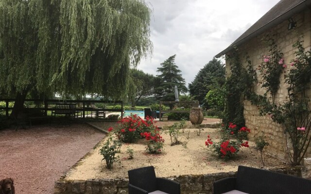 Former Customs House with Large Garden And Private Pool. 4 Km From Chinon