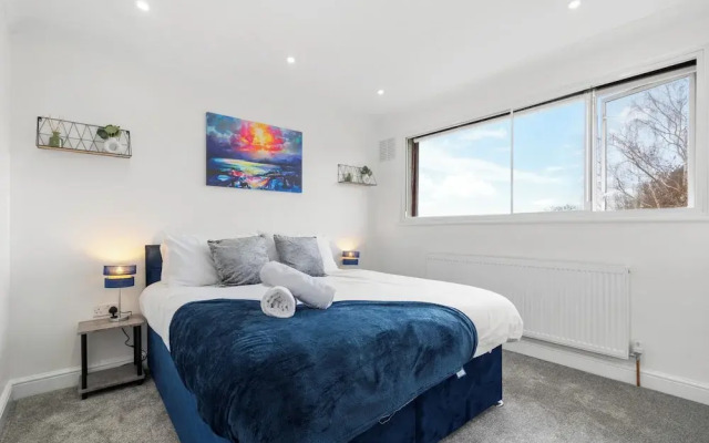 Staines House-3bed-sleeps7- Freep-close to Airport