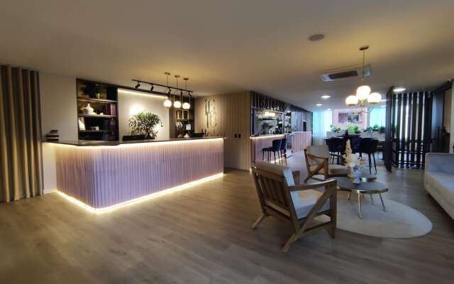 1616 Hotel