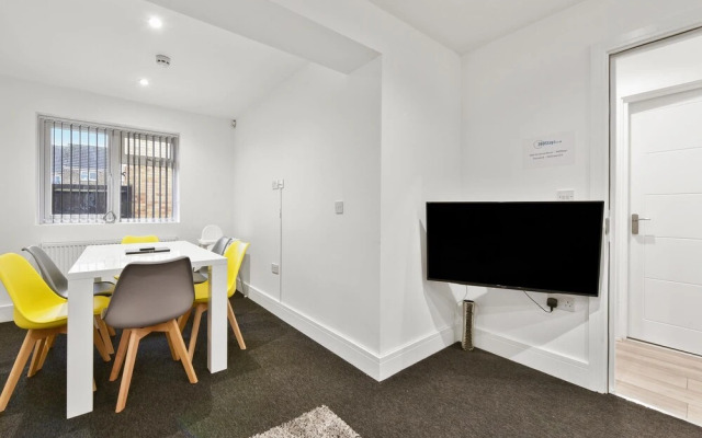 Rochfords Serviced House with 5 Bedrooms