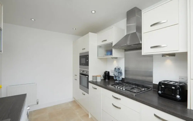 3 Bedroom Large House - Train Station
