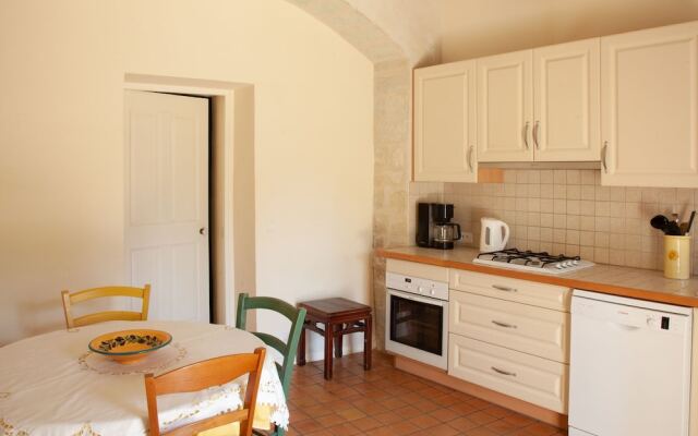 Quaint Holiday Home in Rustrel With Swimming Pool