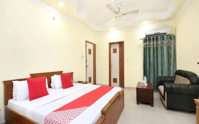 OYO 15667 Hotel Anand