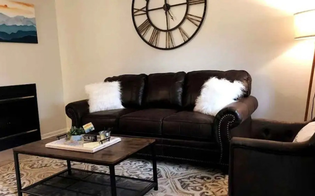 Fantastic Renovated Condo Pool Downtown Fireplace