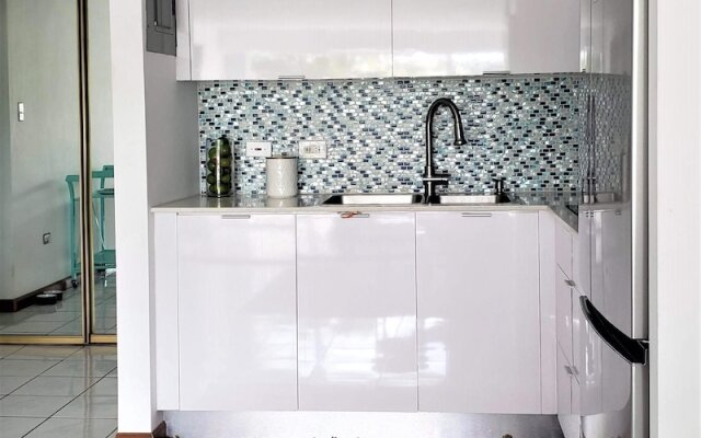 Brand NEW Studio 1 Block to Beach/lagoon