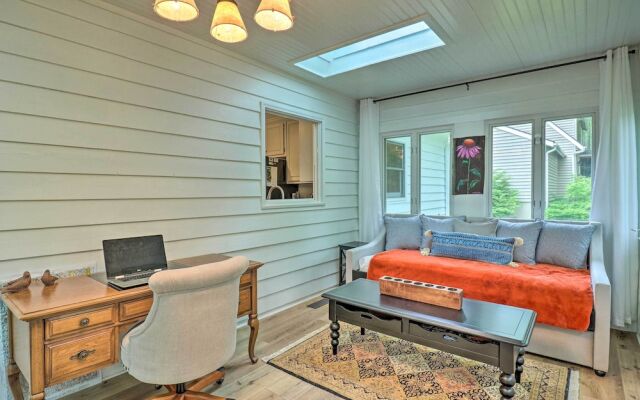 Highlands Cottage w/ Sunroom ~ 1 Mile to Downtown!