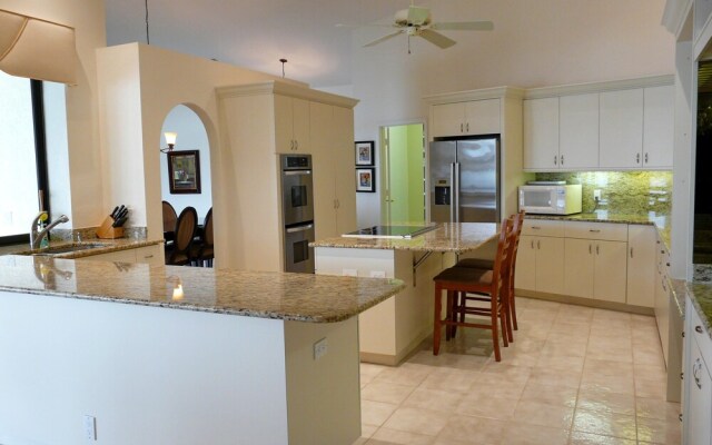 Unique Waterfront Home With Pool, spa and Guesthouse