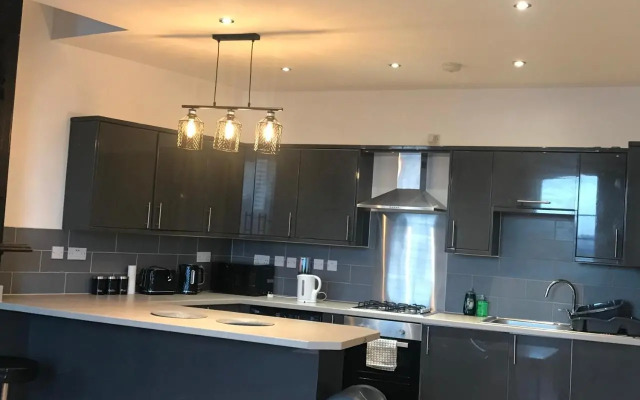 Entire Two Bedrooms Flat with Nice View H2