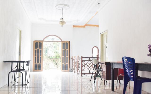 RedDoorz near Sultan Hasanuddin Airport 2