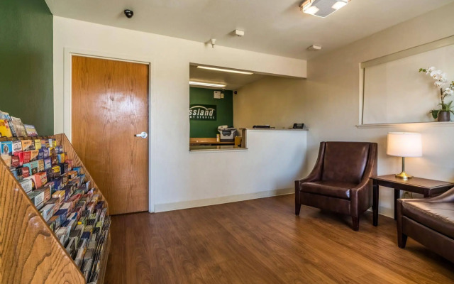 HomeTowne Studios by Red Roof Colorado Springs - Airport