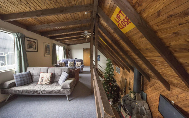 Adventure Lodge & Motel
