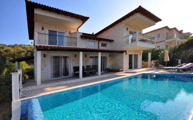 Villa Utku by Akdenizvillam