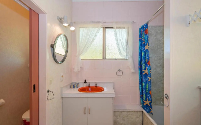 Cosy at Cooks - Cooks Beach Downstairs Holiday Unit