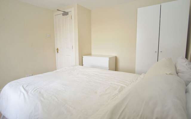 Spacious, Bright, Festival Flat for 6 at Meadows