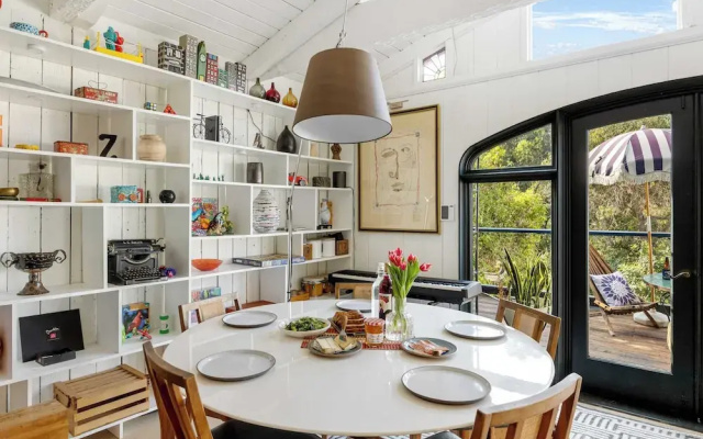 Chic LA Hideaway w/ Soaking Tub, Firepit Lounge & Tranquil Backyard