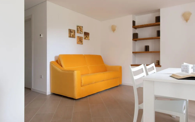 So-l563-tola35c2 - Villa Tola - Giallo