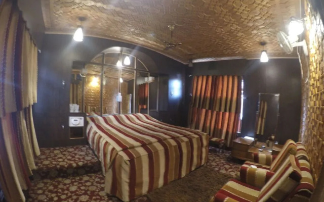 1 BR Houseboat in Nigeen Lake, Srinagar, by GuestHouser (657F)