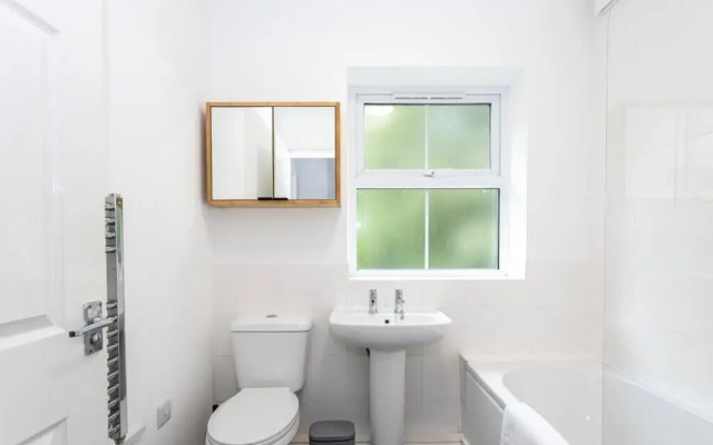 Lovely One-bedroom Serviced Apartment in Eccles