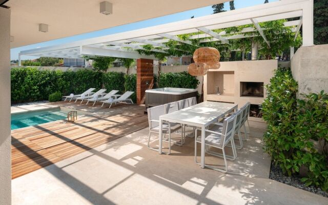 Luxury Villa Dominus With Swimming Pool