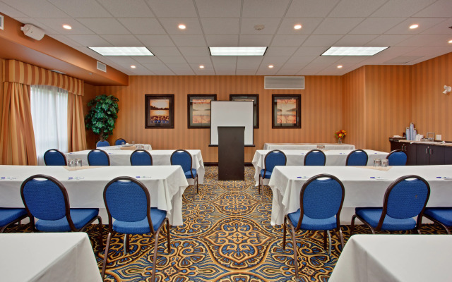Holiday Inn Express Airport-Calgary by IHG