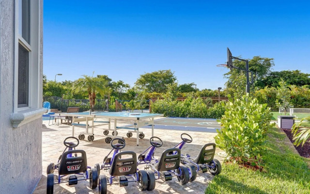 Lavish 8 Br Estate with Pool & Courts