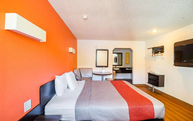 Motel 6-Blue Springs, MO